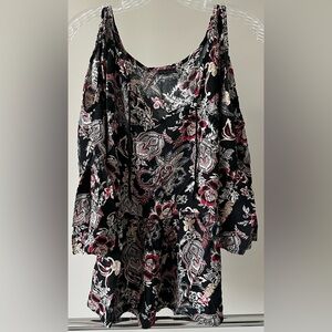 Wallpapher XL cold shoulder top